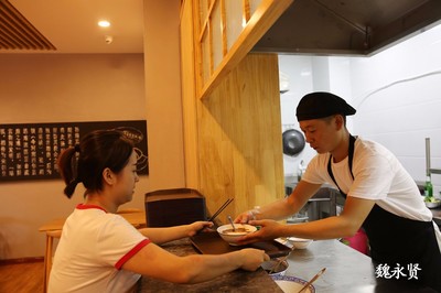 90后小夫妻高新區(qū)開(kāi)中式快餐店，服務(wù)白領(lǐng)生意紅火